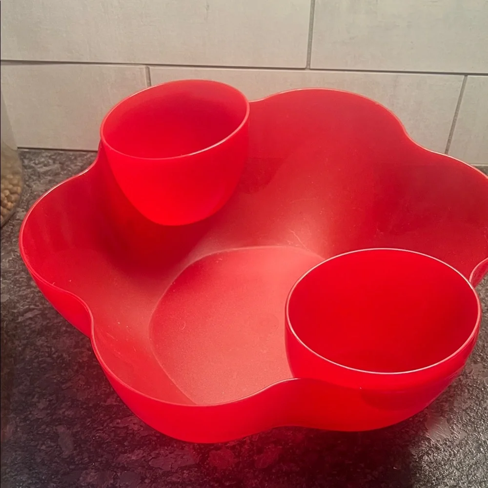 Tupperware Red Chip N Dip Serving Bowl Set. Looks like never used. 12”
